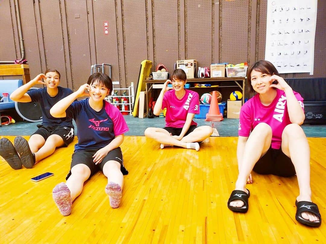工藤嶺のインスタグラム：「【きゅんです】 · たまにはバレーボール以外の投稿も… これからはバレーボール以外の投稿がんばっていきます✌️ · 最近流行ってるらしい、きゅんです。 どんなときにも使っていいらしい…。 · そしてコロが伝授してくれた新しいハートの作り方😂😂 コロと一歳しか変わらないのにすごく悲しい気持ちになりました。 · ソーシャルディスタンスきゅんです · · 次の投稿は誰が登場するかな? お楽しみに♥️ · #デンソーエアリービーズ #きゅんです  #ふみふみ #なべちん #みっきー #いしころ」