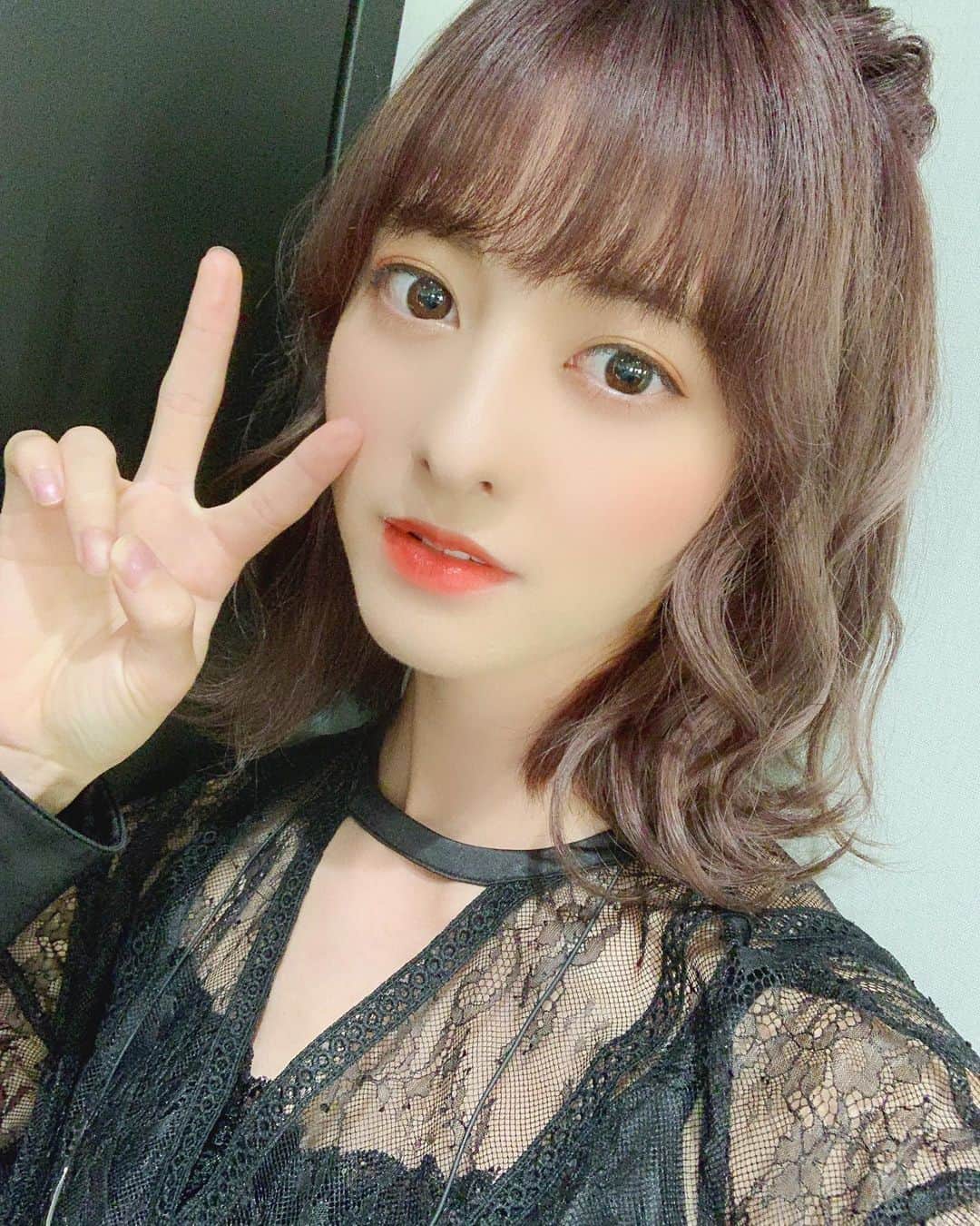 のインスタグラム：「実はツアーファイナルの当日に カットとカラーしたよ〜🐱💓  いい感じっ🥴  #横浜」