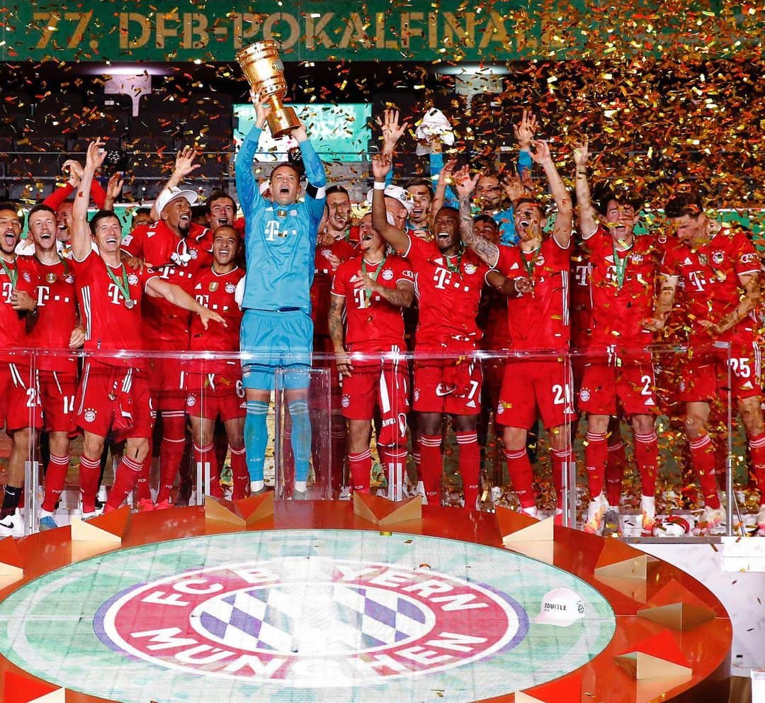 トーマス・ミュラーのインスタグラム：「Double winner 2020: @fcbayern 🏆😀!!! 4-2 win in the cup final #B04FCB 💪 A final without fans is pretty strange but we can not change these difficult situation. Our fans are an important part of the @fcbayern family! #MiaSanMia  Party on wherever you are! 🍾 #fcbayern #miasanpokalsieger #double #esmuellert #teamwork #missingourfans」