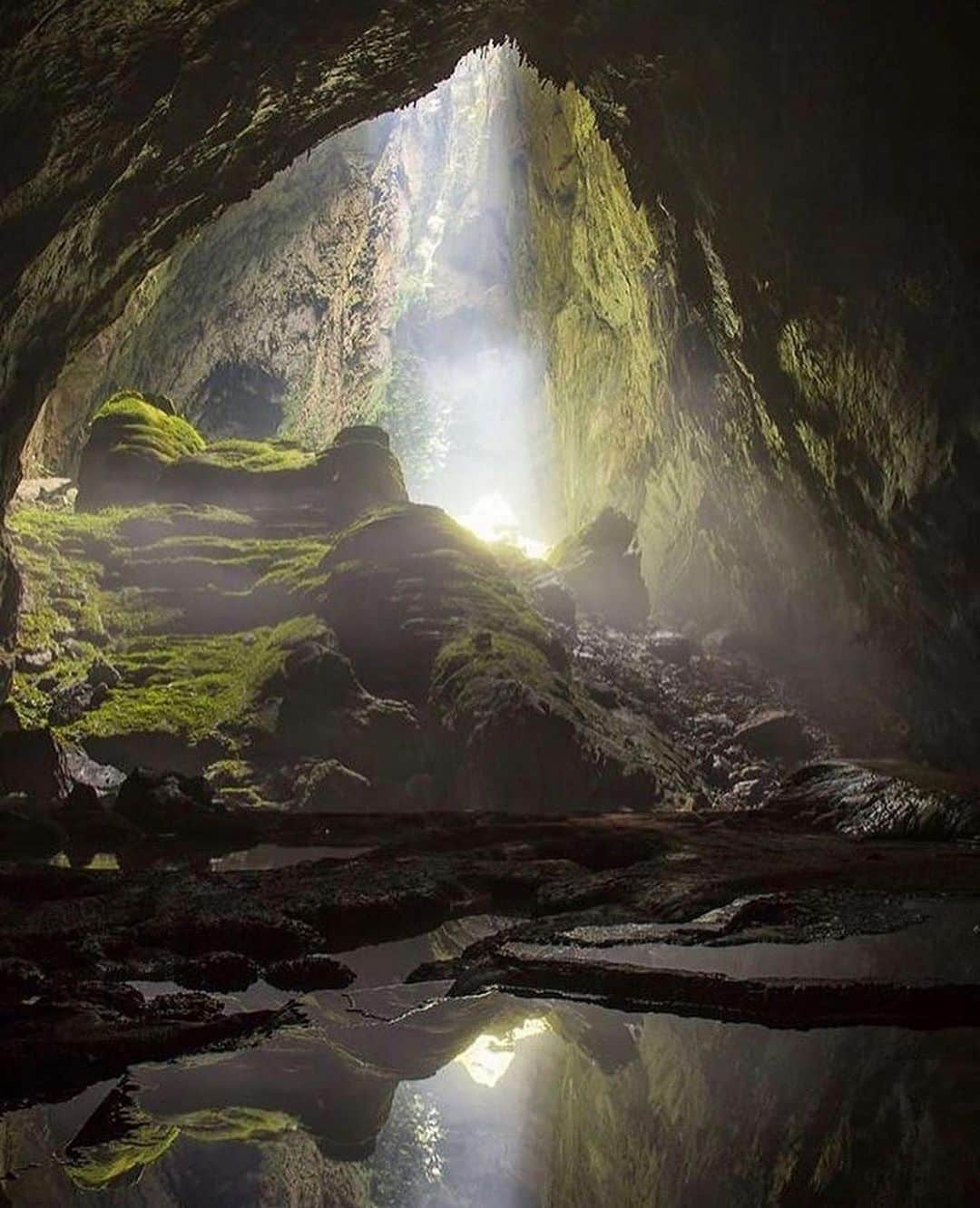 Canon Photographyさんのインスタグラム写真 - (Canon PhotographyInstagram)「Sơn Đoòng cave in Vietnam is the world's largest cave! Wow!  Photography  1, 2. @rdeboodt 3-5. @linhbaobui  Curated by @steffeneisenacher  #vietnam #cave #watercave #sondoong」7月5日 6時13分 - cpcollectives