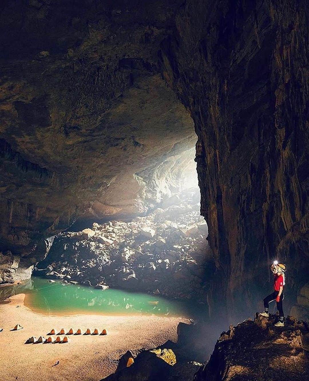 Canon Photographyさんのインスタグラム写真 - (Canon PhotographyInstagram)「Sơn Đoòng cave in Vietnam is the world's largest cave! Wow!  Photography  1, 2. @rdeboodt 3-5. @linhbaobui  Curated by @steffeneisenacher  #vietnam #cave #watercave #sondoong」7月5日 6時13分 - cpcollectives