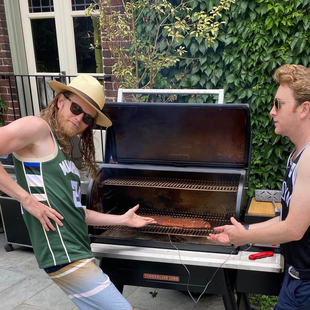 The Lumineersさんのインスタグラム写真 - (The LumineersInstagram)「Happy 4th of July - cookout with my brother Sammy. Smoked a big ol’ salmon 👌🏼👌🏼Stay safe out there ❤️🙏 - @wesleyschultz」7月5日 6時30分 - thelumineers