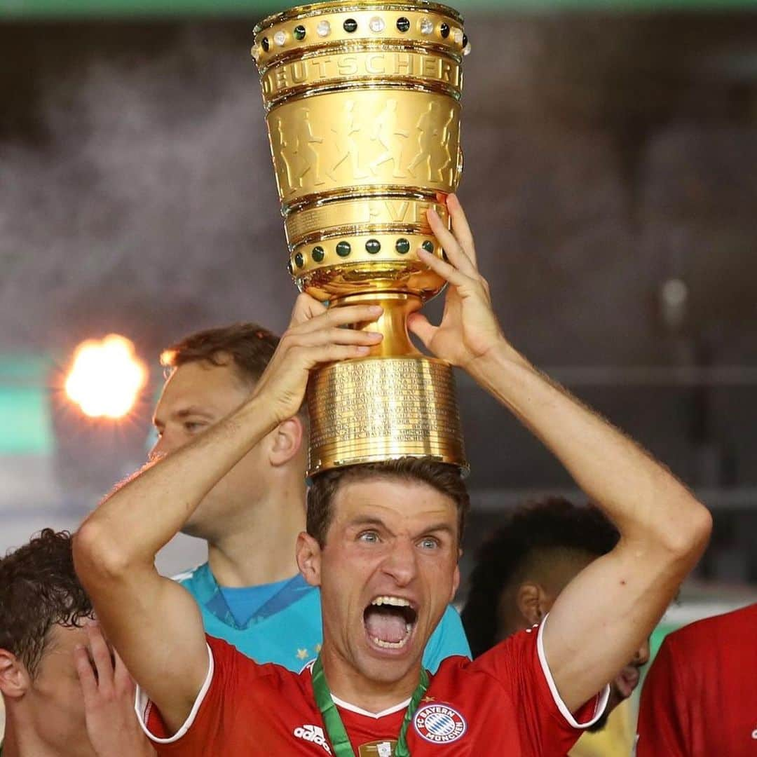 トーマス・ミュラーさんのインスタグラム写真 - (トーマス・ミュラーInstagram)「I like my new hat 🏆😀😁🤪 #MiaSanPokalsieger #doublewinner #esmuellert #abisserlverrückt #fcbayern」7月5日 6時24分 - esmuellert