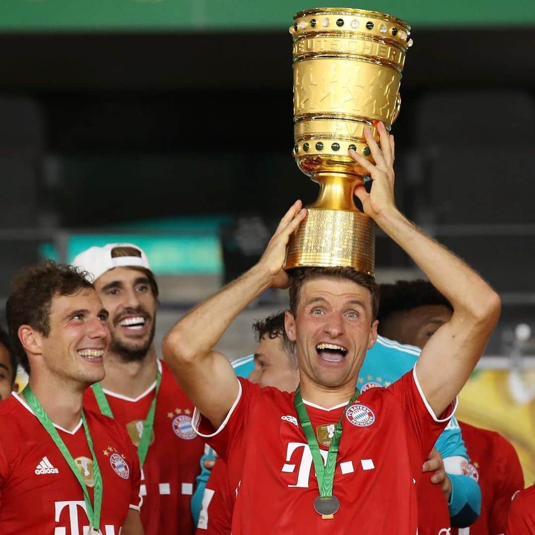 トーマス・ミュラーのインスタグラム：「I like my new hat 🏆😀😁🤪 #MiaSanPokalsieger #doublewinner #esmuellert #abisserlverrückt #fcbayern」