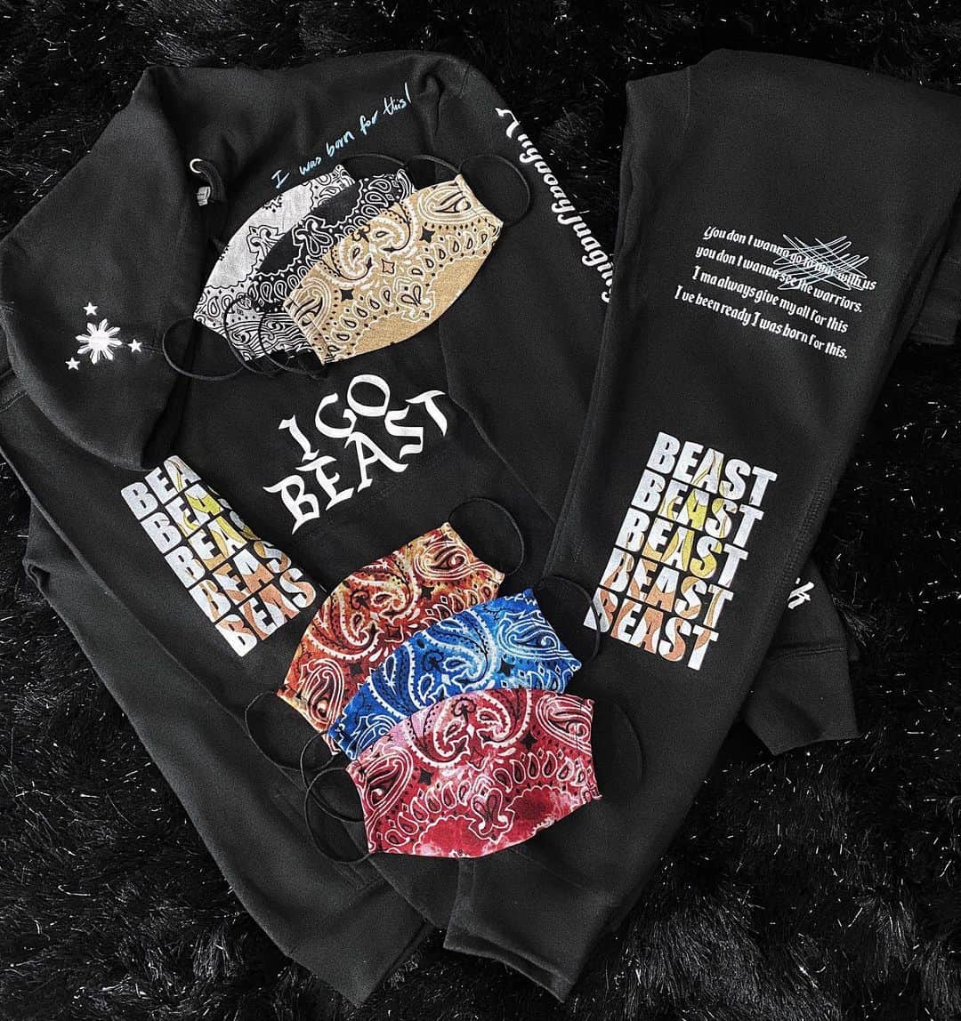 リアン Vのインスタグラム：「GIVEAWAY TIME!!! Picking one lucky winner to win @shoplianev #iGoBeast sweat suit set & my bandana mask collection!  All you need to do is 1) Subscribe to my website Shop.itsLianeV.com 2) Subscribe to my Youtube Channel : LianeV  3) Comment “DONE” on my BEASTMODE music video on my YouTube channel. 4) Comment “🔥🔥🔥” and where you’re from on my last post before this!  Picking the winner next week! Good luck my loves! 😘」