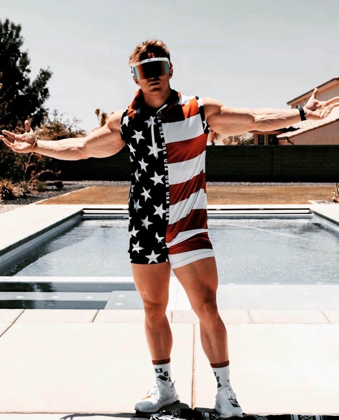スティーブ・クックのインスタグラム：「The bodyweight 4th of July challenge! Before you get drunk off white claws burn a few calories and see if you can best my time. 🇺🇸We also have a 4th of July @fitnessculturetraining special going on at the moment. 50% off ALL programs. Whether it’s a home workout program or in the gym, get  Back in shape!   7/4/1776 - the year we gain our independence!  4 Burpees 76 push up 4 Burpee 76 jumping jacks 4 Burpee 76 shoulder taps 4 Burpee 76 air squats  4 Burpee 76 crunches  4 Burpee 76 lunges  4 Burpee 76 mountain climbers 4 burpees」