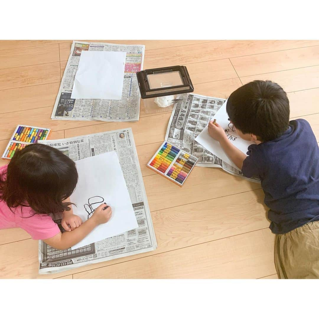 空木マイカさんのインスタグラム写真 - (空木マイカInstagram)「雨の土曜日、アゲハチョウがついに羽化しました🦋羽の模様があまりにも綺麗でみんなで絵を描くことに☺️2枚目左が母、上が兄、右が妹作。蝶って横から見た模様と上から見た模様違うんだ〜！！と新たな発見しでした😳 ・ 午後は新聞遊び。2ヶ月の自粛期間の賜物で、雨の日の遊び方はほんと上手くなったよね👏 ・ 今月の別冊太陽がまるまる一冊五味太郎の特集で楽しい！絵本作家の裏側が見られるというか、やっぱりプロは全然違うな、と。五味さん本当好き！ #アゲハチョウ #羽化 #お兄ちゃん作品集 #妹ちゃん作品集 #別冊太陽 #五味太郎 #子どものいる暮らし #6歳　#4歳」7月5日 6時30分 - maika_utsugi