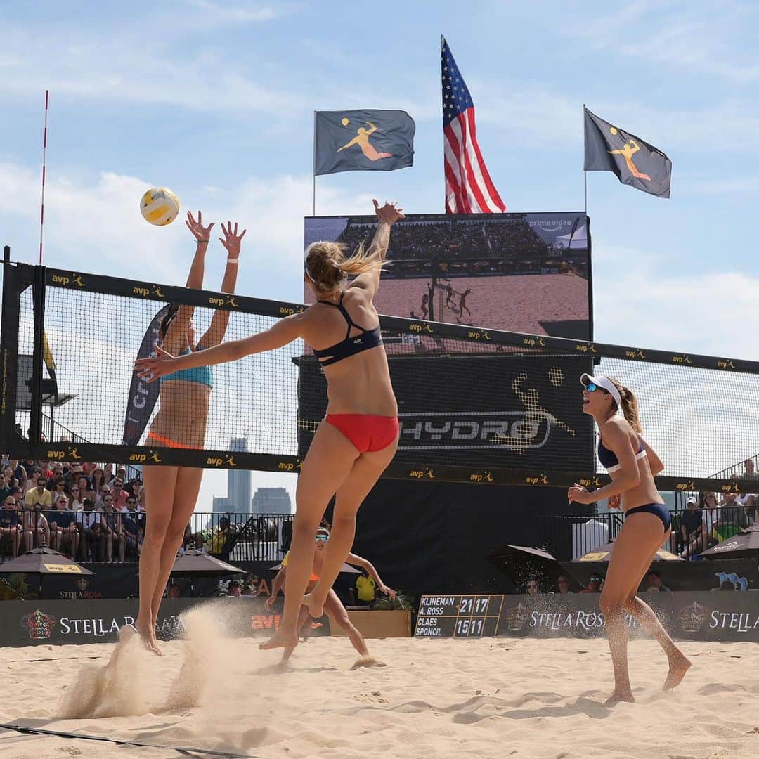 エイプリル・ロスのインスタグラム：「I hope everyone is having an amazing 4th of July🎆🎇 Gaining our Independence from England was brave and hard fought and something to be celebrated ❤️🇺🇸 There is undoubtedly LOTS to celebrate in this country and it is an honor to compete under our flag and with USA on my chest. But today, in addition to bbqing and setting off fireworks (both of which I will be partaking in🤗), I challenge all of us to critically evaluate how much freedom we actually promote within our borders. We love to tout our freedom yet we have the highest incarceration rate in the WORLD and our justice system targets BIPOC at a rate that is grossly disproportionate. We are keeping people imprisoned at our borders in inhumane conditions indefinitely for a non-violent crime. A woman’s freedom to decide matters regarding her own body seems to always be under attack. Women who want to serve our country are being punished (and killed) for standing up to and reporting sexual harassment. And our government is doing all it can to take away voting rights from citizens, one of the ultimate pillars of freedom.  I want to encourage all of us to take today to appreciate how far we’ve come, while at the same time recognizing how far we still have to go. To continually grow and become better one has to relentlessly and courageously acknowledge ones faults and weaknesses. If we don’t recognize what’s broken so that we can address it how will we manage to maintain our strength as a nation? We can both love our country and wish to improve upon our past record. Let the hard work ahead of us UNITE us and let us take PRIDE in driving progress and creating positive change that makes our country even more FREE. Happy Independence Day! 🇺🇸🥳🎉  (Oh yeah, and please be a responsible human- wear a mask!🙌🏼🙏🏼🙌🏼🙏🏼)」