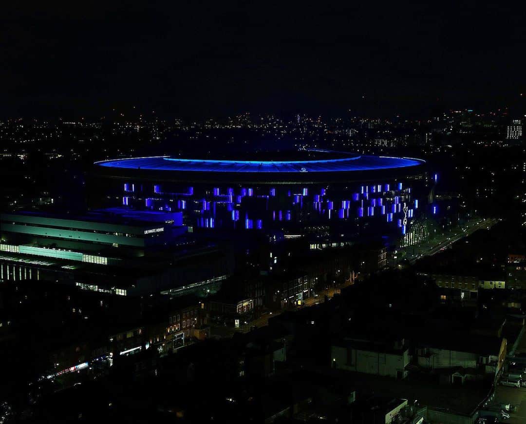 トッテナム・ホットスパーFCさんのインスタグラム写真 - (トッテナム・ホットスパーFCInstagram)「Our stadium joins major landmarks across the country illuminated blue tonight on the eve of the 72nd anniversary of the NHS 💙」7月5日 7時05分 - spursofficial
