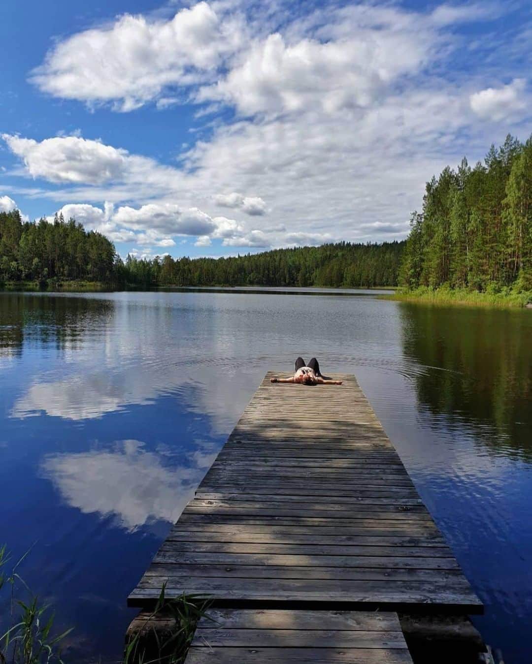 フィンランド政府観光局さんのインスタグラム写真 - (フィンランド政府観光局Instagram)「りらーっくす！😊　フィンランドにある40の国立公園の一つレポヴェシ国立公園。フィンランド南東部にあるレポヴェシは首都ヘルシンキから2～3時間ですが、キャンプファイヤを囲んでアビ（鳥）の不気味な鳴き声を聞いていると、街からは何百万キロメートルも離れているような気分になってきます。。 ． @katjahellman さんの写真。Kiitos！  #ourfinland #visitfinlandjp # #finland #北欧旅行 #travelgram #フィンランド #フィンランド政府観光局 #北欧 #travel #instatravel #travel #travelgram #travelling #traveler #おうちで北欧を楽しもう #おうちフィンランド #旅を夢見て #北欧に行きたい気持ちを満たそう #国立公園 #リラックス #湖」7月5日 7時00分 - visitfinlandjapan