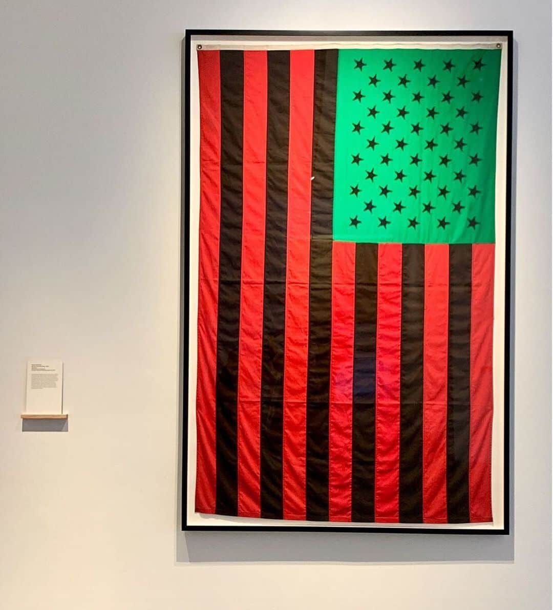Grace Bonneyさんのインスタグラム写真 - (Grace BonneyInstagram)「Sharing @harlemtoilegirl ‘s post on the history and meaning of artist David Hammons’ flag today: “My flag is flying high today. I have always been a huge fan of artist David Hammons and while I cannot afford the real deal (1 of his edition of 5 African American flags sold @phillipsauction for over 2 million dollars in 2018), I will still proudly fly my version as a reminder of America’s deeply troubled history and the need for real and meaningful change in America.  I was honored to have my creative project shown next to his insightful work last year- something that I will always be grateful for and humbled by. “🖤💚❤️#africanamericanflag #dividedwefall #davidhammonsartist  #sheilabridges #harlemtoilegirl」7月5日 7時13分 - designsponge