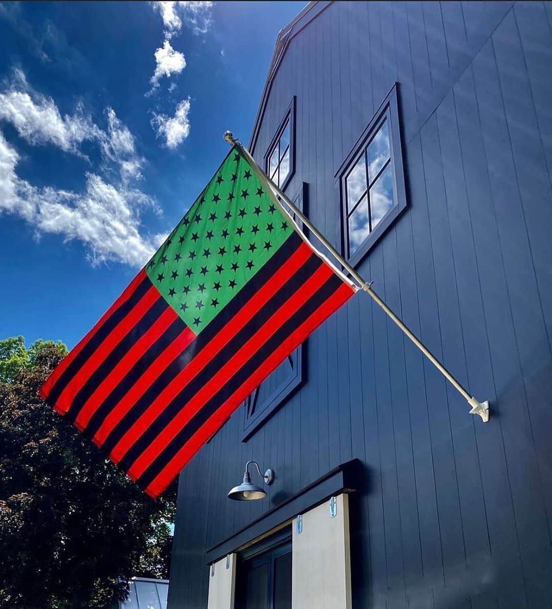 Grace Bonneyのインスタグラム：「Sharing @harlemtoilegirl ‘s post on the history and meaning of artist David Hammons’ flag today: “My flag is flying high today. I have always been a huge fan of artist David Hammons and while I cannot afford the real deal (1 of his edition of 5 African American flags sold @phillipsauction for over 2 million dollars in 2018), I will still proudly fly my version as a reminder of America’s deeply troubled history and the need for real and meaningful change in America.  I was honored to have my creative project shown next to his insightful work last year- something that I will always be grateful for and humbled by. “🖤💚❤️#africanamericanflag #dividedwefall #davidhammonsartist  #sheilabridges #harlemtoilegirl」