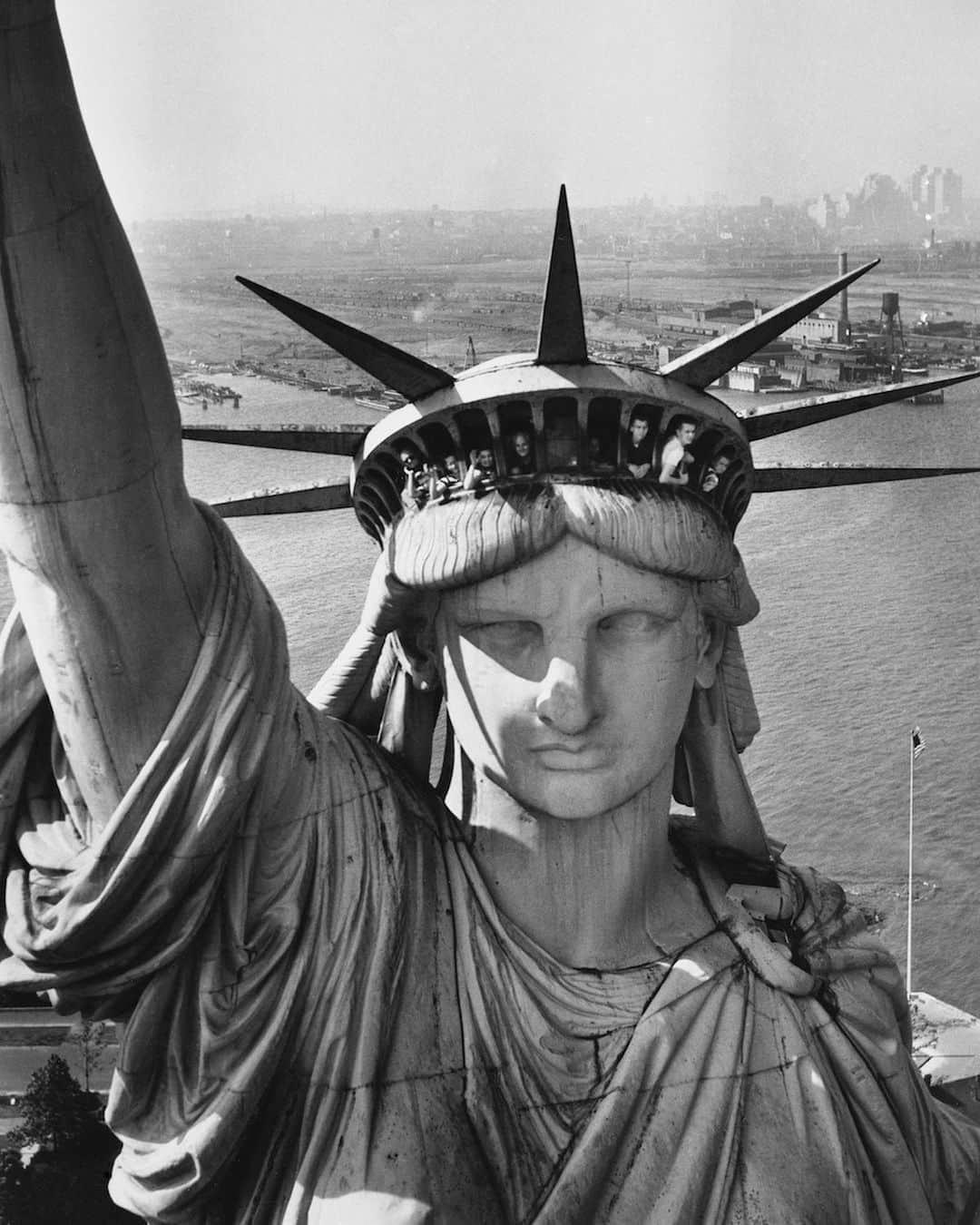 lifeさんのインスタグラム写真 - (lifeInstagram)「Happy 4th of July! LIFE photographer Margaret Bourke-White took this classic shot of Lady Liberty from a helicopter around 1951. For more photos of the Statue of Liberty from every angle, check the link in bio. #statueofliberty #ladyliberty #margaretbourkewhite #1950s」7月5日 7時13分 - life