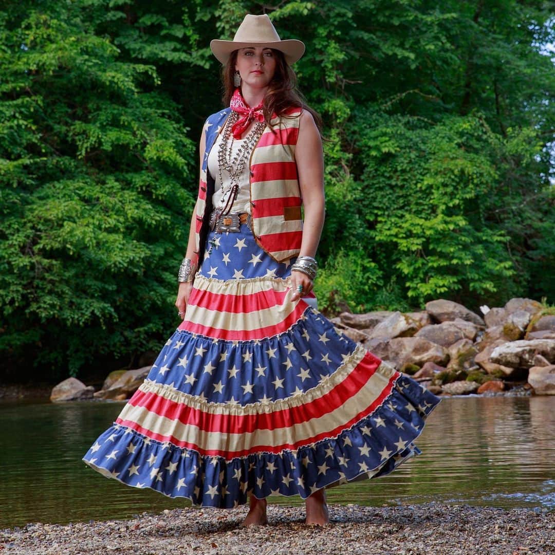 ターシャポリッツィのインスタグラム：「We hope everyone has a safe and happy Fourth of July! 🇺🇸❤️🇺🇸 #tashapolizzi #americathebeautiful #landthatilove」
