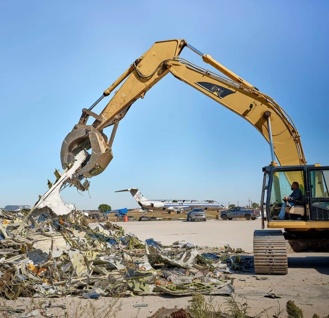 ナショナルジオグラフィックさんのインスタグラム写真 - (ナショナルジオグラフィックInstagram)「Photo by @lucalocatelliphoto  Airplane debris is crushed for recycling in Roswell, New Mexico. An excavator tears apart the fuselage and the interior trim of an MD-80 airliner with brute force. This shredding is the last phase of recycling after a plane has been decommissioned. About 20 percent of an airliner can be reconditioned to be put back into the market; after the most valuable parts are extracted, the dismantled planes become recycled aluminum, ending up in everyday objects like soda cans.  I visited this massive facility for my latest story for the magazine, called "The End of Trash." which featured some of the most promising examples of how waste can be a valuable resource. Please follow me @lucalocatelliphoto to find out more about the solutions that could create a more sustainable world. #aircraft #waste #environment #usa #lucalocatelliphoto  Check out Nat Geo's link in bio for more on this story.  Caption updated: a previous version identified this as a bulldozer.」7月5日 7時36分 - natgeo