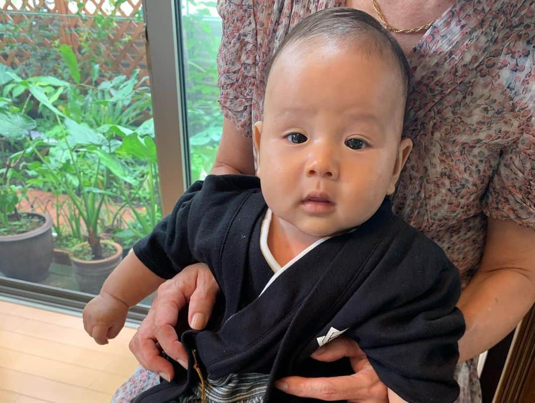 瀬間友里加さんのインスタグラム写真 - (瀬間友里加Instagram)「Happy 100days❤️👶 お食い初め🥢両家のおじいちゃんにお箸で食べさせる真似をしてもらいました👨‍🦳生涯食べることに困りませんように✨袴ロンパースはちょっと大きすぎた🤣嫌がらずにニコニコしててくれてありがとう👶❤️笑　#お食い初め #100日祝い #100days #3ヶ月ベビー #袴ロンパース #happy100days」7月5日 7時45分 - yurika.sema