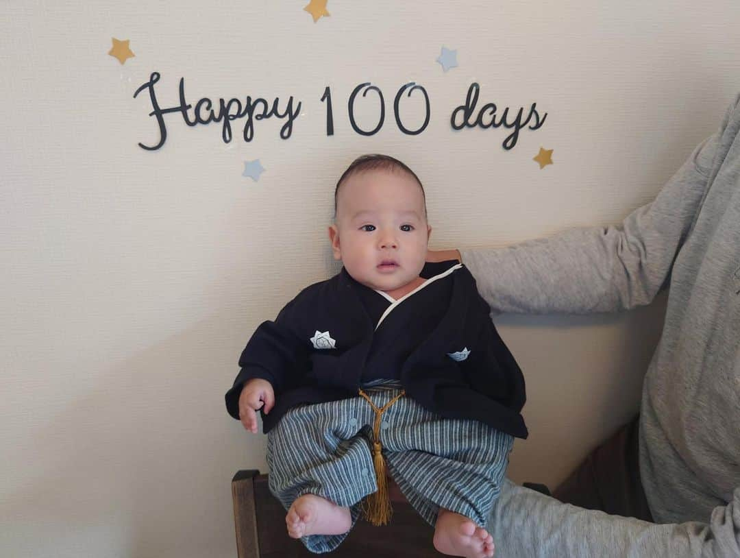 瀬間友里加さんのインスタグラム写真 - (瀬間友里加Instagram)「Happy 100days❤️👶 お食い初め🥢両家のおじいちゃんにお箸で食べさせる真似をしてもらいました👨‍🦳生涯食べることに困りませんように✨袴ロンパースはちょっと大きすぎた🤣嫌がらずにニコニコしててくれてありがとう👶❤️笑　#お食い初め #100日祝い #100days #3ヶ月ベビー #袴ロンパース #happy100days」7月5日 7時45分 - yurika.sema