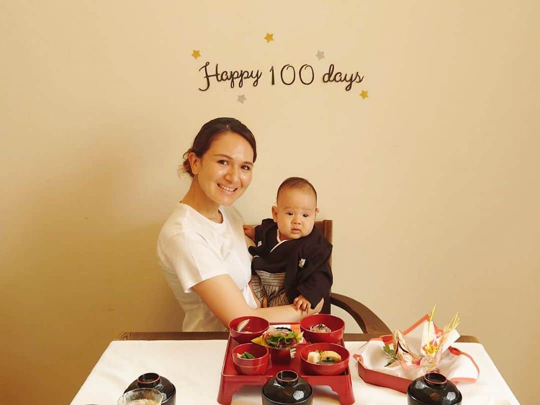 のインスタグラム：「Happy 100days❤️👶 お食い初め🥢両家のおじいちゃんにお箸で食べさせる真似をしてもらいました👨‍🦳生涯食べることに困りませんように✨袴ロンパースはちょっと大きすぎた🤣嫌がらずにニコニコしててくれてありがとう👶❤️笑　#お食い初め #100日祝い #100days #3ヶ月ベビー #袴ロンパース #happy100days」