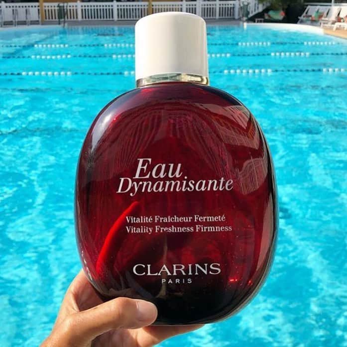 CLARINSさんのインスタグラム写真 - (CLARINSInstagram)「💦❤️Whether you’re poolside or not this holiday weekend invigorate your senses with Eau Dynamisante Treatment Fragrance that hydrates, revitalizes, and perfumes skin with aromatic essential oils 💦❤️ photo: @sophiesvene」7月5日 7時46分 - clarinsusa