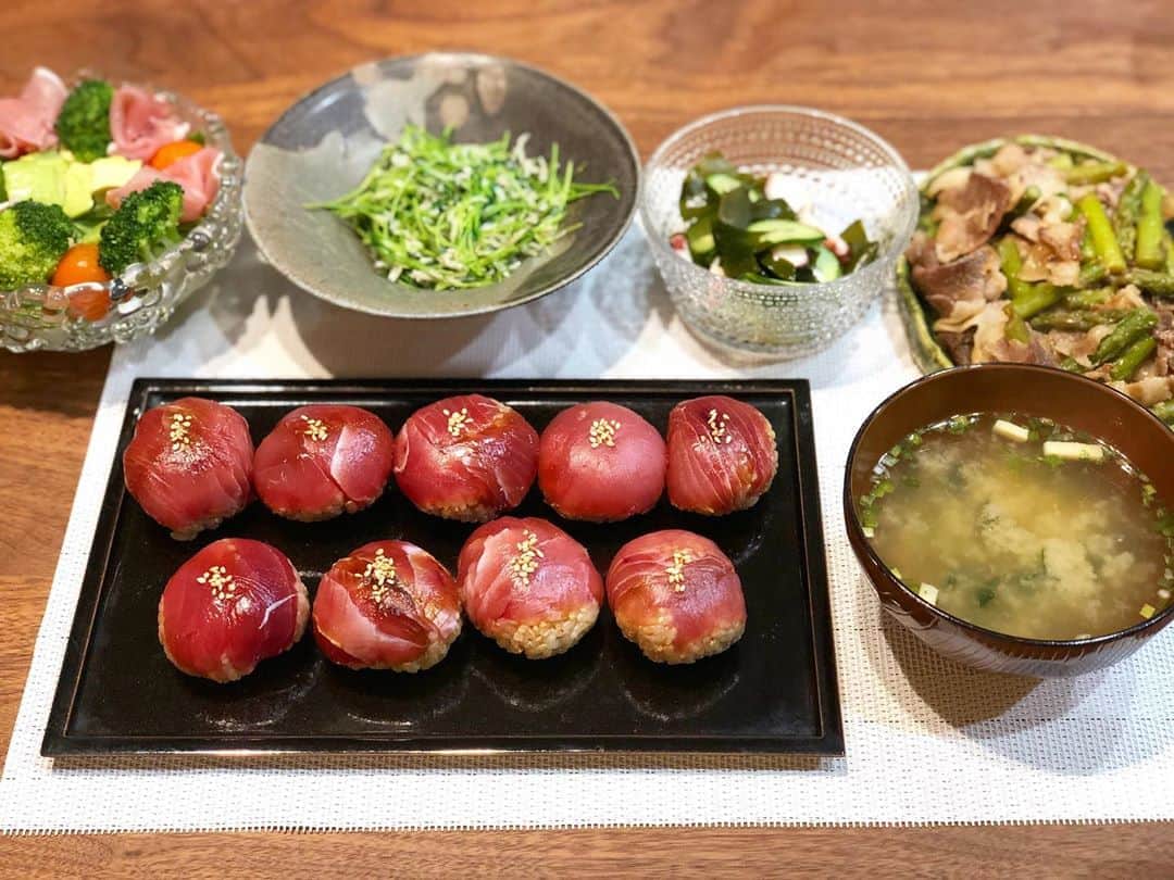 西木恵美里のインスタグラム：「#マグロの手毬寿司 #お味噌汁 #生ハムアボカドサラダ #豆苗のちりめん炒め #タコきゅうりワカメの酢の物  #豚肉とアスパラの生姜焼き   再開ー！⚽️ お疲れ様👏🏻👏🏻」