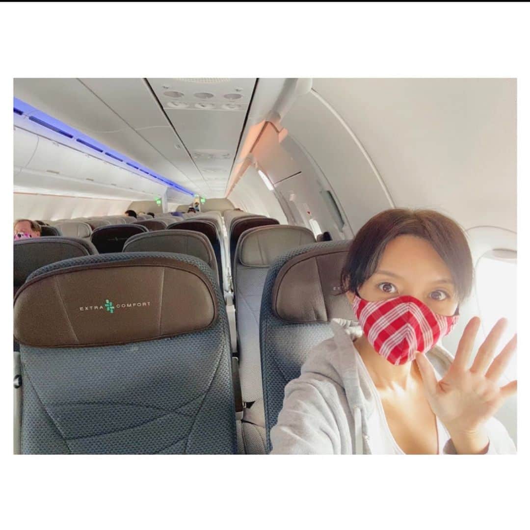荒川れん子のインスタグラム：「Heading to neighbor✈️ 約4ヶ月ぶりの飛行機。さすらい人生なもので、こんなに飛行機に乗らなかったのはいつぶりだろう？ちょっとお隣の島に行ってきます！ . .  #hawaii #flight #happy #aloha #hilife #airplane #neighbours #islandhopping #instagood #instagenichawaii #travel #holiday #genic_hawaii #luckywelivehawaii #travel #lifeisajourney #lovehawaii #ハワイ #飛行機 #ハワイ生活 #ハワイ暮らし #旅 #日々の暮らし #ハワイ旅行 #ハワイ好き #お隣 #島巡り #連休 #今のハワイ #妄想ハワイ #ハワれん」