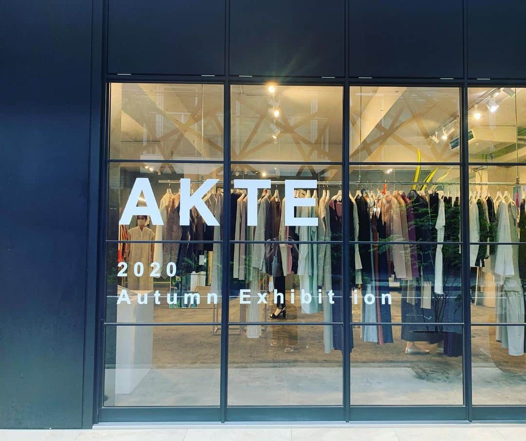 真崎ゆかのインスタグラム：「昨日はAKTEの受注会に行ってきました👗 お洋服を見に行くこと自体本当久しぶりだったし、素敵な空間での展示にテンション上がった〜‼︎ ・ いつも駆け込みでバタバタしちゃって、申し訳ないのですが… @seicopac さんはじめ、スタッフのみなさんいつも笑顔で対応してくれて本当にありがたい限りです🙇‍♀️🙏🙇‍♀️🙏 ・ 今年は気合入れてお洒落する機会が減っちゃってるけど、AKTEの服はさらっと着られて楽ちんに過ごせるアイテムも多いから、おうちでも楽しめるんだ♡ ・ @akte_official  #外でも楽しみたいね #家では部屋着で過ごすのはやめてます #なるべくね #受注会 #2020autum  #ファッション」