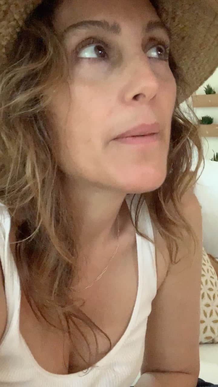 ジェニファー・エスポジートのインスタグラム：「I never take time to give myself a pat on the back - ever. I’m starting today. The world is crazy, unjust and scary right now- I’m taking this win.  How many times does someone discourage you? Talk you out of hope? Instill fear?  We LIVE in that perpetual state. Why? Because it works better for EVERYONE else that way. Things are changing and people are waking up. How are you ready to show up?  What is #freedom to you?  Stay safe, #wearamask and #keepfighting for better  I ❤️ u」