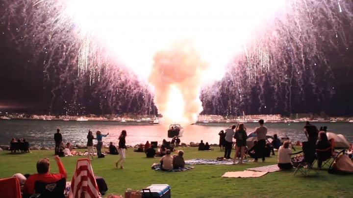 Paul Octaviousのインスタグラム：「If 2020 so far was a firework display, it’d be this display in San Diego that went off all at once....  🎇 by  Dan Roy」