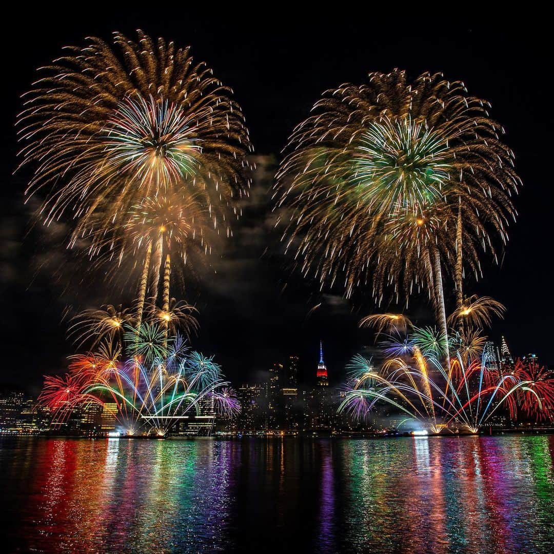 Bloomingdale'sさんのインスタグラム写真 - (Bloomingdale'sInstagram)「It's a July 4th unlike any before, but we hope you're having a safe and happy one no matter how you're celebrating 🎆 . . . . . . #July4th #FourthOfJuly #IndependenceDay #MacysFireworks #Bloomingdales」7月5日 8時29分 - bloomingdales