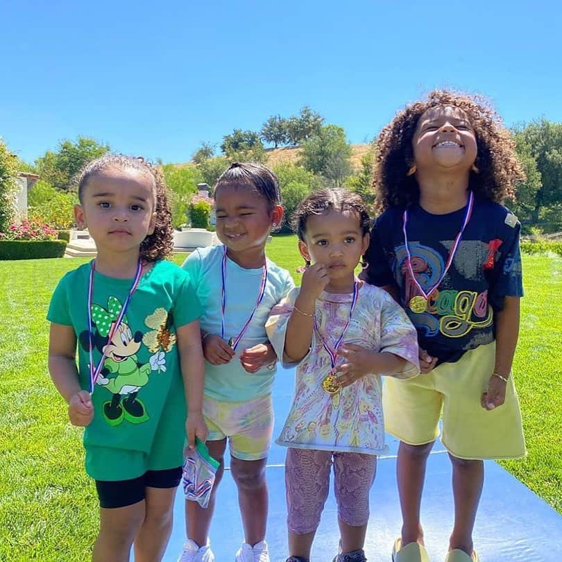 People Magazineさんのインスタグラム写真 - (People MagazineInstagram)「Dream Kardashian, True Thompson and Chicago & Saint West are growing up right before our eyes! 😍 |#Regram @robkardashianofficial」7月5日 8時43分 - people