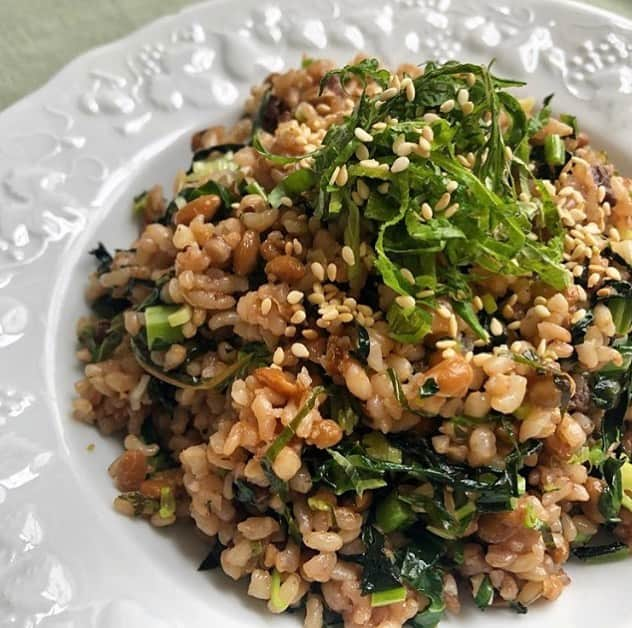 veggy_ambassadorさんのインスタグラム写真 - (veggy_ambassadorInstagram)「Repost from @yyym1011   Fried brown rice with mung beans, Natto, Umeboshi, Shiso, Spring onion and Kale. 緑豆入り発芽玄米ご飯で納豆梅しそケール焼き飯。 #brownrice#friedrice#umeboshi#shiso#natto#kale#fermentedfoods#probiotics#nutrition#guthealth#skinhealth#発芽玄米#緑豆#梅干#納豆#紫蘇#ケール#焼き飯#腸内環境#プロバイオティクス#発酵食品#免疫力アップ#なでしこ健康生活#お家ごはん#お昼ごはん」7月5日 9時00分 - nadeshiko_official_shop