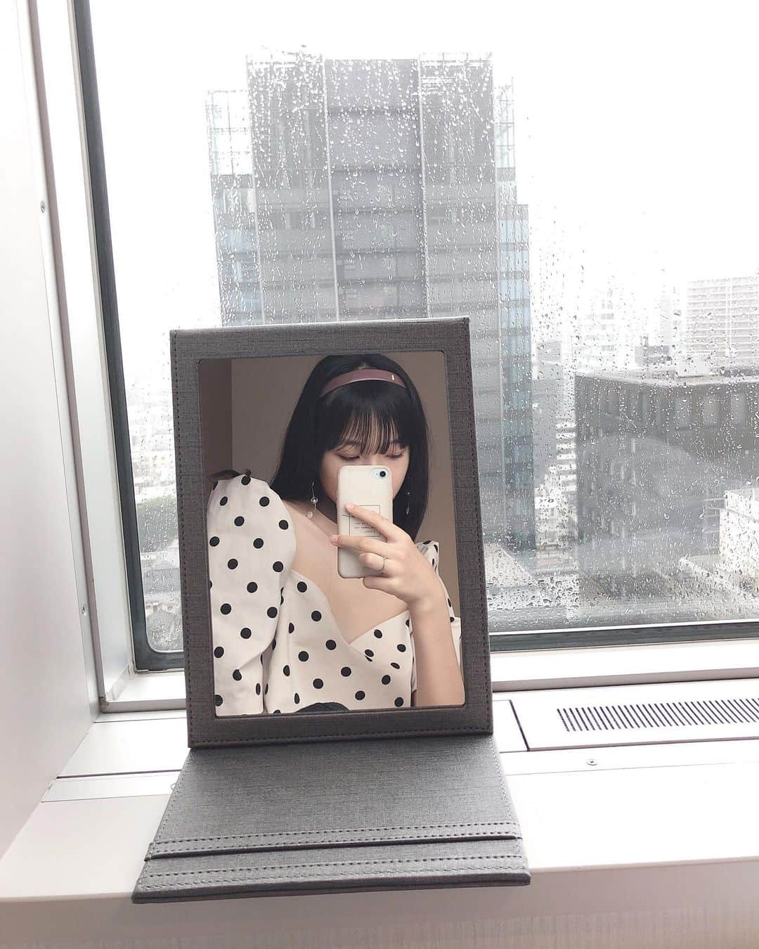 さんのインスタグラム写真 - (Instagram)「. おはようございます。 ・ ・ この日は雨なのに傘が無くて 困ってたんですが、 姫佳が外に出てる間だけやんでくれてて 自分天気を司る神かと思いました。 ・ ・ #雨 #梅雨 #神 #天気を司る神  #鏡越し #ヘビロテ #花田姫佳」7月5日 8時54分 - himeka_hanada