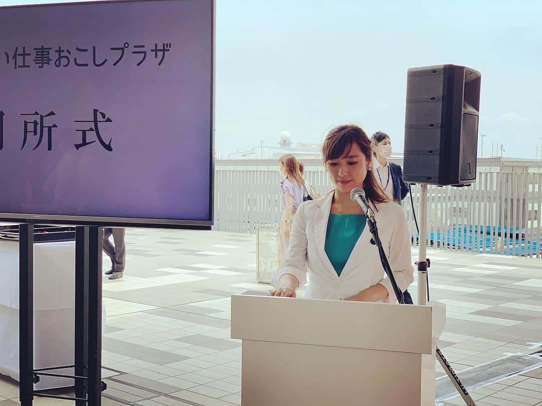 女子アナ47さんのインスタグラム写真 - (女子アナ47Instagram)「【本日オープン‼︎羽田イノベーションシティ　司会】 本日、羽田イノベーションシティがオープンでした‼︎  我々も街開き盛り上げイベントとして一年前からご依頼いただき、『羽田マルシェ2020in羽田イノベーションシティ』を2020年7月3〜5日に行う予定でした。  が、コロナウイルスの感染拡大防止のため中止となりました。  仕方ないですが、とても残念。。。  そんな中、施設を代表して、よい仕事おこしプラザ主催で、オープンイベントが無事に執り行われ、オープン記念式典で宮崎文子アナウンサーが司会進行してきました。  祝辞には、安倍晋三内閣総理大臣や、小泉純一郎元総理大臣など。  ご来賓やメディアさんもソーシャルディスタンス配置、、、  出席者ももちろんソーシャルディスタンスです。 検温などもしっかり行われていました。100を超えるほどのメディアが‼️  また、出席予定だった宇部市長などはリモート参加でした。こういう参加もコロナが生んだ新しいイベントの形ですよね。  テープカットが行われ、改めて羽田イノベーションシティのオープンです‼︎  そのあとは、羽田イノベーションシティ内にある新しいよい仕事おこしプラザ（城南信用金庫）内を内覧。  我々が『羽田マルシェ』を行う予定だったスペースも足を運びました。 外の会場で、イートインスペースもあり、準備したことを振り返ると少し寂しいですが、またこのコロナ禍落ち着いたら改めて開催だね！とお話しました！！  羽田イノベーションシティ https://haneda-innovation-city.com/ 《公式》HANEDA INNOVATION CITY -羽田イノベーションシティ-  日本の玄関口・羽田に、新しい街が生まれます。それは、ショッピングやグルメ、日本文化、ライブイベントといった体験をご提供する一方で、研究開発やコンベンション施設なども集積する大規模複合施設。2020年、ここからイノベーションが飛び立ちます。    羽田空港でのイベント、また別の土地でも地方創生イベントの企画が進行中です♪  女子アナ47イベント部では、引き続きオンラインイベントやリアルイベントも企画・実施行ってまいります！！  コロナに負けず、日本を元気に！取り組んでいきます💕  日本最大の地方局出身アナウンサー集団 女子アナ47  https://jana47.com  女子アナ47は、アナウンサーのチカラで日本を元気に！をスローガンのもと、全国アナウンサーネットワークを活用し、自治体や企業さんのPRのお手伝いを行なっています。  #女子アナ　#女子アナ47 #地方創生　#地方創生アナウンサー #フリーアナウンサー　#アナウンサー　#経営者　 #地方活性化 #地方活性 #地方活性の達人 #社会貢献　#動画 #pr部　#女子アナ47イベント部　#人事 #羽田イノベーションシティ　#天空橋　#羽田マルシェ　#羽田空港　#城南信用金庫　#よい仕事おこしプラザ #よい仕事おこしネットワーク #よい仕事おこしフェア #女子アナ４７ #47発信プロジェクト　#宮崎文子」7月5日 9時04分 - jana47com