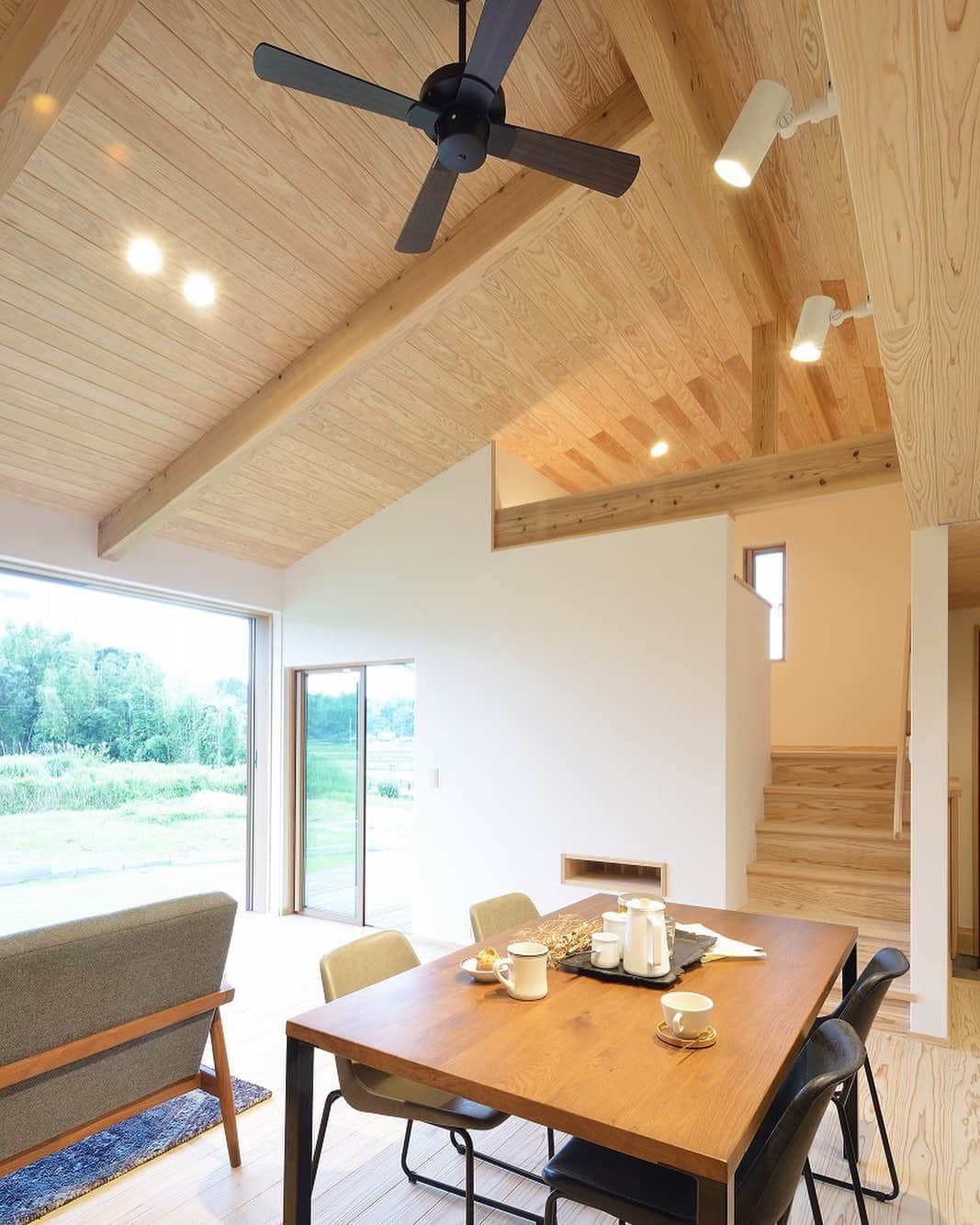 Yasuhiro Arimuraさんのインスタグラム写真 - (Yasuhiro ArimuraInstagram)「平屋でも高い天井が良い！そんな時は、屋根の形に沿った勾配天井。空気を攪拌するために取り付けたシーリングファンも、この吹き抜け空間のアクセントになっています。  #sumais  #注文住宅  #家づくり #マイホーム  #マイホーム計画 #木の家 #霧島市隼人町 #住まい #新築 #平屋  #鹿児島 #霧島市 #工務店  #工務店がつくる家  #工務店だからつくれる家  #シーリングファン  #木の家  #自然素材 #デザイン  #暮らし #暮らしを楽しむ #シンプルな暮らし #丁寧な暮らし #ダイニング  #平屋暮らし #田舎暮らし #勾配天井  #instahouse」7月5日 9時11分 - yasuhiro.arimura