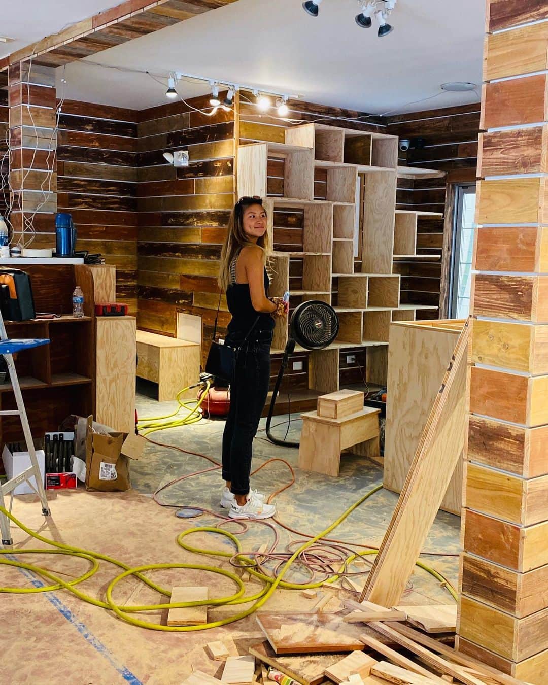エビアン・クーのインスタグラム：「New location for @88teesofficial is coming soon. We’ve been working on this for so long, I’m excited that finally I can share this news with you. Let you know with more info soon!   88teesの新しいお店がもうすぐオープンするよ❗️まだまだだけど今はこんな感じです。出来上がったら遊びに来てね💕」