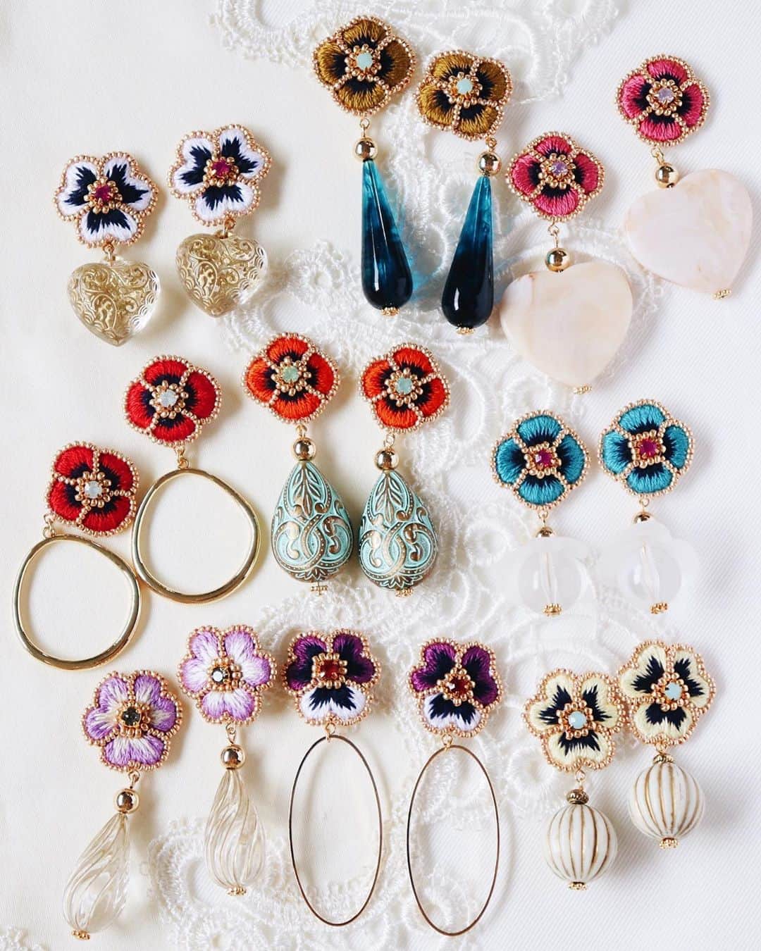 handmade shopのインスタグラム：「online shopオープン中です👼❤️﻿ プロフィールのリンクからご覧ください﻿ ﻿ パンジーが残り少なくなってきました🤔﻿ ﻿ 1点づつしか在庫はないので気になる方は﻿ お早めにチェックしてみてください✨﻿ ﻿ ご注文いただいたみなさま﻿ ありがとうございます❣️﻿ ﻿ コンビニ払いや銀行振込みの方は﻿ ご入金忘れのないようお願いいたします👍﻿ ﻿ 引き続きonline shopは﻿ オープンしておりますので﻿ お買い物をお楽しみください🐠」