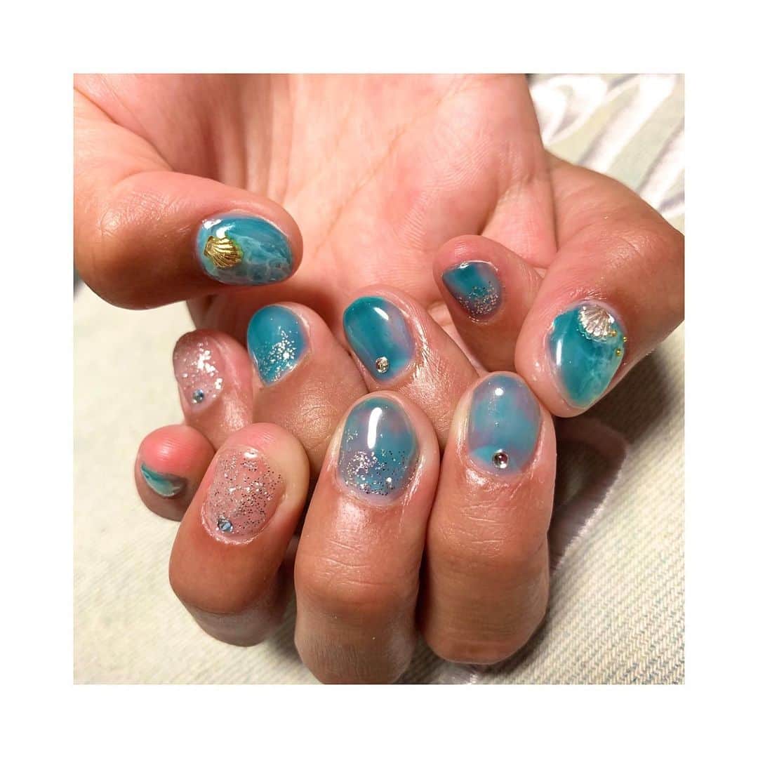 八坂芽依のインスタグラム：「めい坊ネイル記録💅笑 今回はなみえの爪を借りて ジェルネイルさせてもらいました！ 可愛くなみえらしくできたかな？🏖🏄‍♀️🐠 これからたくさん乗っけていきます〜！ 次回は何色にしようかなー😊❤️ #ジェルネイル　#夏ネイル　#INAC神戸」