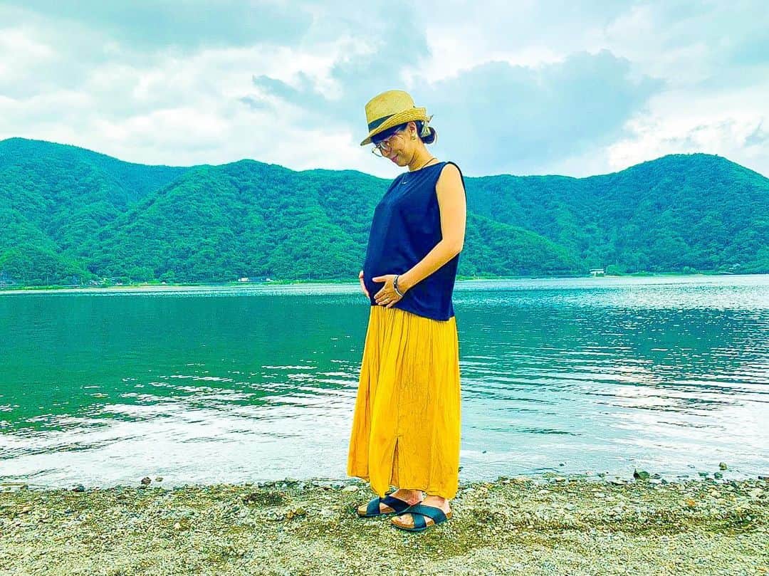 井出由起のインスタグラム：「胎動を感じながら、 そして自然を感じながら、 これからのことをゆっくり考える。  もうすぐ会えるね👶♡  #自然 #大好き #湖畔 #妊婦 #34w #マタニティフォト #マタニティ #maternity #maternityphotography #maternityphoto」