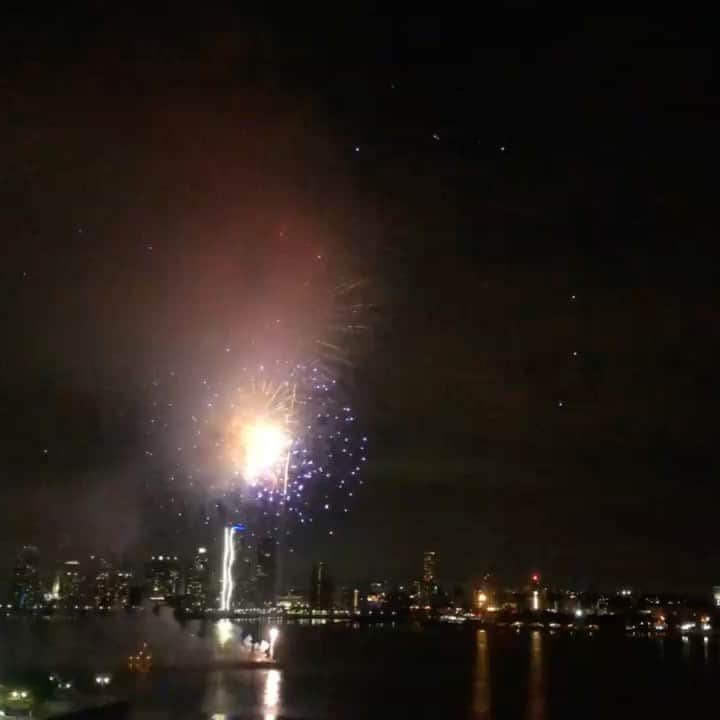 ヒュー・ジャックマンのインスタグラム：「Happy 4th!! #july4th #wearamask」