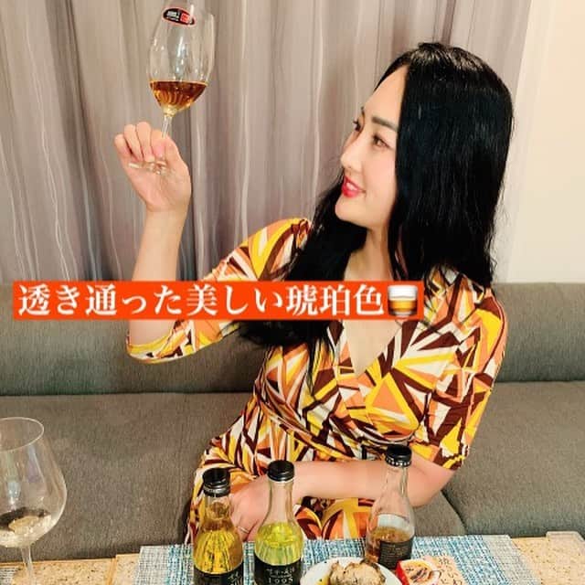 筒井菜月のインスタグラム：「【酒蔵、ソムリエ直伝！熟成古酒の楽しみ方オンライン講座　by 龍力/株式会社本田商店（兵庫県）】続編 ＊ ＊ そして最後は、東京駅直結！都内でも珍しい角打ち店Poppingstand シェフソムリエ『松ちゃん』のお話を聞きながら、熟成古酒の世界に酔いしれます♪ ＊ ③松ちゃん直伝！熟成古酒の楽しみ方 ＊ 株式会社匠創生では33蔵38銘柄の熟成古酒を扱っています。熟成古酒は多種多様の色・香り・味わいを楽しむ事が出来るので、ぜひワイングラスで味わってみてください♪ワインと同じように体温で温めながらゆっくりグラスを回すと、ふわっと香り高い熟成古酒を楽しむ事が出来ます。今回は、熟成古酒に合うおつまみをセットに用意しました😊 ＊ 2010年物の龍力を一口頂くと南国の花のようなふわっとした香りと、濃厚で深いカラメルの様な甘みが感じられました♪セットのおつまみの『黒豚の甘辛醤油煮』とすごく合うのですが、本田商店様のおすすめのおつまみは『チョコレート』との事なので今度合わせてみたいと思います🥰 ＊ 更に2006年物の白雪も頂きました♪ 龍力よりも少し薄い色合いで、鼻に抜けるような爽やかな香りと、梅酒やアプリコット、杏仁の様な甘酸っぱさがあり、『金沢のこだわり醤油で作った美味しいアーモンド』と良い組み合わせでした💕 ＊ そして1995年物の葵鶴は、見た目は白ワインの様な少しグリーンがかったイエローですが、デーツのような甘めの香りがあり、味わいはキリッとシャープでブドウを感じる、まさに白ワインの様な味わいでした。『焼きイワシのアヒージョ』とのマリアージュも最高です😍和食だけでは無く、どんなお料理にも合うのは日本酒の魅力ですね✨ ＊ ＊ 約1.5時間のオンライン講座では、参加者と蔵元さんが気軽に交流出来る『座談会』の様な雰囲気で、あたたかい雰囲気の中で熟成古酒とおつまみを楽しむ事が出来ました。実際に生産者の方のこだわりや想いを伺いながら頂く熟成古酒は、格別の美味しさです❤️ ＊ 私も楽しくて飲み過ぎてしまいましたが、酔っ払ってもすぐに寝られるのはオンライン講座の一番の利点ですね‼️（笑） ＊ ★株式会社匠創生ではオンライン講座の企画の他、熟成古酒の販売（全国一律送料無料・海外発送有）も行っています✨ ＊ https://oldvintage.jp/ ＊ ＊ 私も周りの方にギフトとしてお送りしましたが、熟成古酒の珍しさと美味しさに大満足頂きました💗これからの季節お中元にもぴったりですね🥰 ＊ ＊ ★38名柄の試飲が出来るBar&Shopはこちらです💁‍♀️ ＊ https://oldvintage.jp/shoplist ＊ ＊ ★更に角打ち店poppingstandでは、シェフソムリエの『松ちゃん』手作りメニューと熟成古酒3点のペアリングが1500円から楽しめます✨ ＊ https://poppingstand-gift-shop.business.site/ ＊ 奥深い熟成古酒の世界、是非味わってみませんか？🥰 ＊ 　#古昔の美酒 #いにしえのびしゅ 　　#龍力 #vintage2010 #葵鶴 #vintage1995 #白雪 #vintage2006 　　 #inishienobishu #oldvintage #vintage #熟成酒  　　#日本酒 #sake #熟成日本酒　#vintagesake #焼酎 #shochu #vintageshochu  　　#ウィスキー #whisky #vintagewhisky #ワイン #wine #熟成ワイン #vintagewine  　　#梅酒 #plumwine  #パソナグループ　#Pasona」