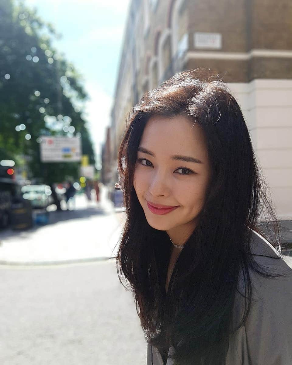 イ・ハニのインスタグラム：「Happy sunday. 💛 . #예전사진  . (태그안햇더니 영국이면 누굴 찾아가라고 어머니께 연락이 옴ㅜㅜ #태그의중요성 #불효녀는웁니다  #영국대신한국지방촬영중 #무튼다들행복한주일보내세요 !!^^ )」