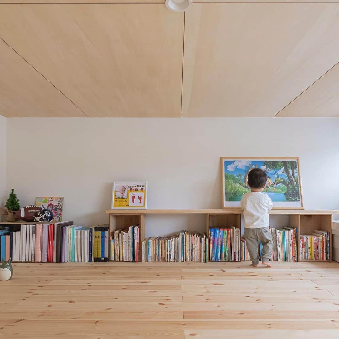 homelife 夢を叶える暮らし方のインスタグラム：「【ロフトがあるお家】 . . 空間が広く使えて嬉しいロフト。 趣味部屋、物置、遊びスペース、いろいろ使えます！ . こちらのアカウントではホームライフのお施主様の施工写真を投稿しています。 その他の施工写真は、 @homelife_gallery のURLからご覧いただけます。 . 家づくりの資料請求はコチラから @homelife_shiryou . . #ロフト #空間 #有効活用 #こだわり #図書館 #本 #お家図書館 #子ども #トトロ #ローコスト住宅 #マイホーム #夢のマイホーム #間取り #シンプルな暮らし #暮らしを楽しむ #注文住宅 #自由設計 #デザイン住宅 #リノベ #リフォーム #全国にいい家を #コラボハウスとコラボ #建築士と建てる #myhome  #homelife_京都 #homelife_大阪 #homelife_兵庫 #ホームライフ #ホームライフ100 #アーキホームライフ」