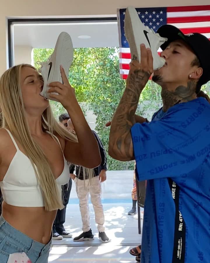 ナイジャ・ヒューストンのインスタグラム：「I told you they were made for sending🍻」