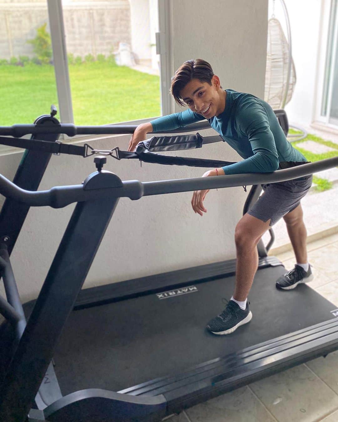 Donovan Carrillo Suazoのインスタグラム：「La S-Drive Performance Trainer es la cinta más versátil del mercado, la cual me permite regular la posición y potencia de los movimientos en cada entrenamiento. Gracias a @matrixfitnessmx puedo mejorar día con día mi entrenamiento en casa」