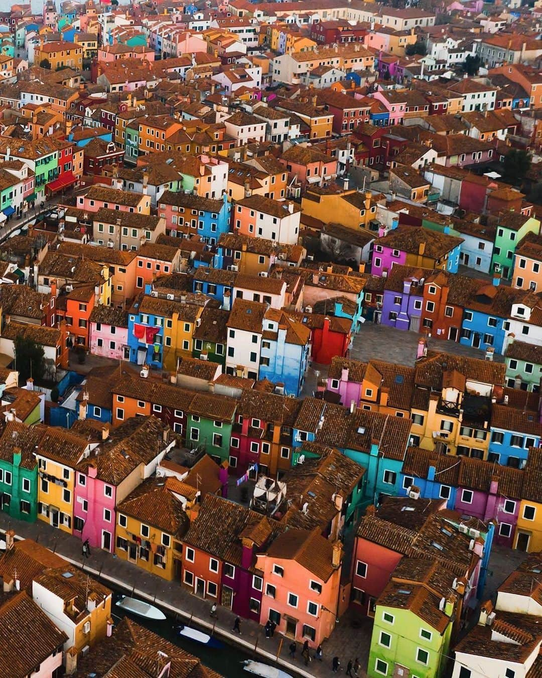 BEAUTIFUL DESTINATIONSさんのインスタグラム写真 - (BEAUTIFUL DESTINATIONSInstagram)「A different perspective of the brightly-colored fishermen's houses in picturesque Burano! 🌈 Tag a friend who'd love to visit! (📸: @andreacaruso 📍: Burano, Italy)」7月5日 10時00分 - beautifuldestinations