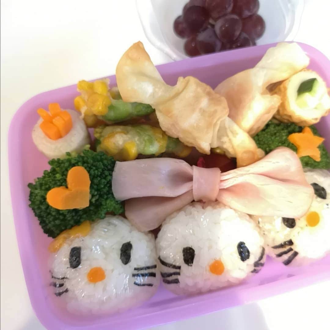 蛯原英里さんのインスタグラム写真 - (蛯原英里Instagram)「☆ ☆ 幼稚園で給食が再開され 毎日のお弁当作りも終了！  長いようであっという間の１ヶ月間。 夜ご飯より、お弁当にかける気持ちの比重が大きかった気が😏 この1ヶ月大変だった分、娘の喜ぶ顔を見れるのが楽しかったし、少しはレパートリーも増えたかな？ 最後の週はこんな感じでした✨  チーズキャンディとまっくろくろすけおにぎりがとても好評でした♡ チーズを餃子の皮で巻いて揚げたチーズキャンディは今でも食卓に登場するくらい娘のお気に入りの1品になりました✨  そして、お弁当最終日は仲良しメンバーのママ達で計画したサプライズお弁当！ いつも一緒に食べているお友達のお弁当が同じ🍙 塩、のりたまおにぎり、コーン、鶏つくね、たこさんウィンナー、枝豆、ハートの卵焼き、ぶどう、お花のハム🌻  当日は｢皆んなで、せーので開けてね♡｣と各々、子供達に伝え帰ってから反応を聞くと「みんなとお弁当が同じだったよ〜」ってとても喜んでくれました✨ 幼稚園時代の素敵な思い出の1つになったかな😊  #お弁当記録 #お弁当メニュー #１ヶ月 #頑張った #お弁当記録 #たのしかった #少し寂しい #まっくろくろすけ #キティちゃん #チーズキャンディ #餃子の皮 #仲良しメンバー #同じお弁当 #チキンライス #卵巻き #幼稚園弁当 #年長 #素敵な思い出 #サプライズ」7月5日 10時09分 - eriebihara