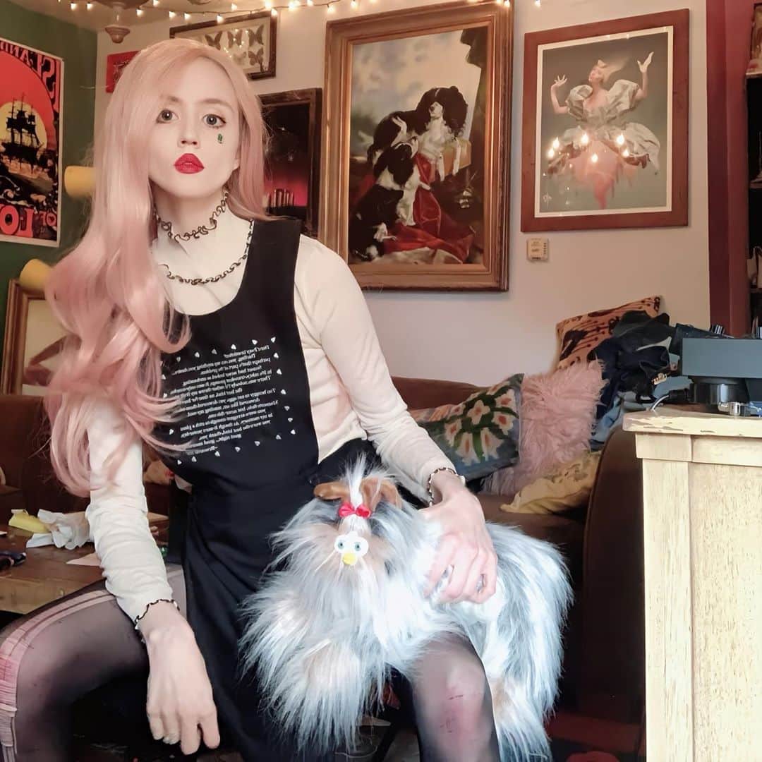 アリソン・ハーバードのインスタグラム：「beautiful dress by @brocarde 💅🏻」