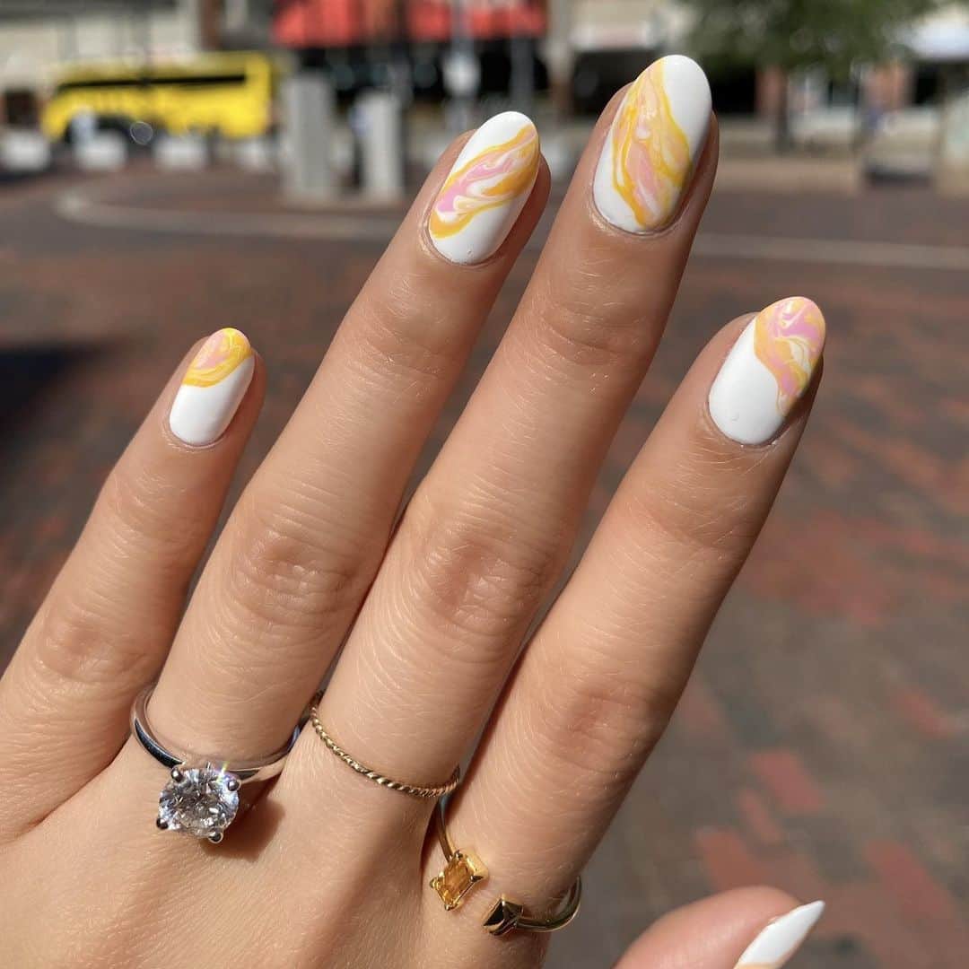 OPIさんのインスタグラム写真 - (OPIInstagram)「Get your creative juices flowing with this yellow #Marble look by @amyytran. 🎨​Head to our #linkinbio for the full tutorial on #Youtube. ⭐」7月5日 10時02分 - opi
