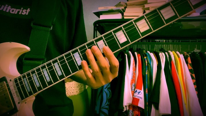 小野武正のインスタグラム：「！！！すでしわはちにしわ﻿ ﻿ 勢い余って右から書いてしまった！わしです！﻿ みんな選挙いこうね！！！﻿ ﻿ 夏といえば祭り！祭りといえば皆んなでわいわい！皆んなといえば大体4人！4人といえば？！﻿ そうだね、4KEYTALK(フォーキートーク)だね。本日のわしつなぎはお祭りセンセーション！！！﻿ どうもこじつけ感に先入観、独断と偏見の塊りよりも脂肪の塊り燃焼中!!!わしです！﻿ ﻿ 昨日はとある声優さんのミックス作業に1ミュージシャンが図々しくも参加してきましたが、こりゃあ素晴らしい出来でございましたよ☺️﻿ 今月中には情報解禁されるのかな？お楽しみに!!!﻿ ﻿ 本日は休日にも関わらずいやはや休日だからこそお祭りセンセーションの1サビのギターを弾いてますがメロディとユニゾンしたりハモったり裏メロ行ったり、あっちこっちに行っちゃう、まさに祭り感、かき氷食べてあんず飴たべて、あと、うにでしょいくらでしょあとマック！、、いや祭り関係ないやん！ぇりがとうごじゃいます。﻿ どうもO脚すぎて走り方に難があり中学校の卒業アルバムに使われていたマラソン大会の写真では一人だけ止まってる様に写ってたでお馴染みのわしです！﻿ ﻿ はいおわり〜　せーの！﻿ わしなら〜！﻿ ﻿ #keytalk﻿ #わしつなぎ﻿ #わし打ちビートにお祭り音頭で﻿ #今日19時からわしラジオ﻿ #インスタライブじゃなくてSPOONでやるよ」