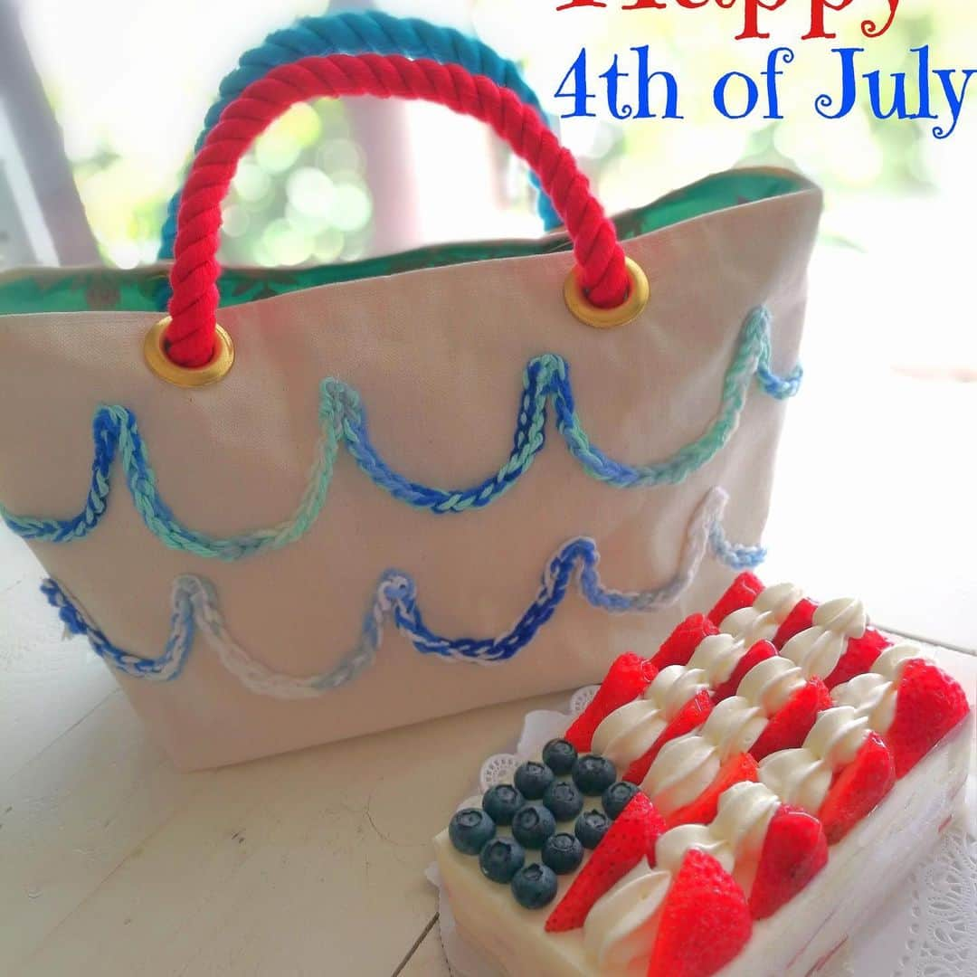 Moco Lima Hawaiiさんのインスタグラム写真 - (Moco Lima HawaiiInstagram)「Waves Canvas Tote, Made by Moco with @kulukulucake   #4thofjuly#july4th#happy#celebration#kulukulucake#mocolimahawaii#sugaraddiction#sugarhigh#sweets#addict#love#sugar#red#blue#white#handmadenbag#hawaii#madeinhawaii#coffeetime#coffeebreak#haveabreak#coffee#ケーキ#大好き#甘いもの中毒#甘いもの好きな人と繋がりたい#甘いもの#毎日食べたい#幸せ#いただきます」7月5日 10時14分 - mocolimahawaii